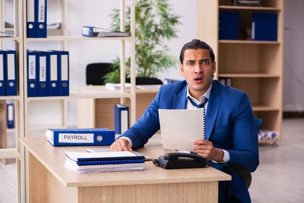 Joven empleado guapo sentado en la oficina —  Fotos de Stock