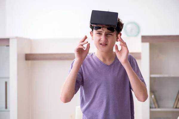 Школьник в виртуальных очках дома — стоковое фото