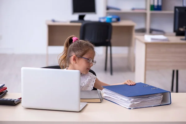 Grappig klein meisje werken in het kantoor — Stockfoto