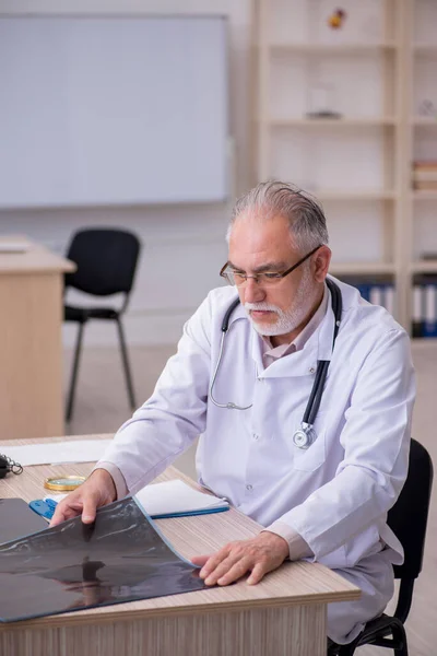 Velho médico radiologista trabalhando na clínica — Fotografia de Stock