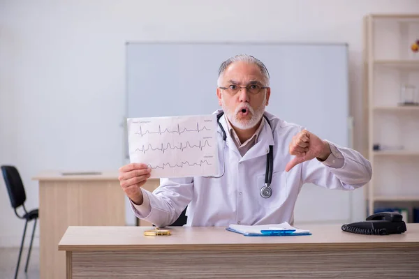 Vecchio medico cardiologo maschile che lavora in clinica — Foto Stock
