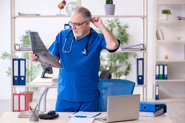 Starý lékař pracující na klinice — Stock fotografie