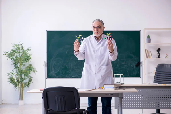 Velho cientista experiente a trabalhar no laboratório — Fotografia de Stock