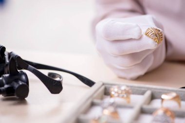 Yaşlı erkek kuyumcu atölyede.