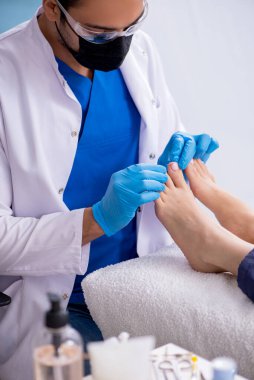 İşlem sırasında ayak tedavi uzmanı