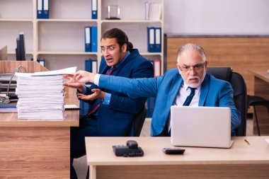 Yaşlı erkek patron ve onun genç erkek asistanı zorbalık kavramında