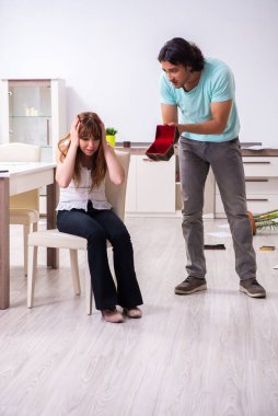 Hırsızlar tarafından soyulduktan sonra genç bir çift evlerini buldu.