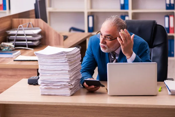 Alte männliche Angestellte unzufrieden mit exzessiver Arbeit im Büro — Stockfoto