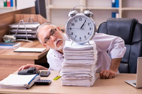 Pegawai laki-laki tua tidak senang dengan pekerjaan yang berlebihan di kantor — Stok Foto