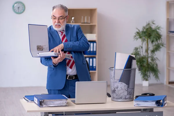 Alter Geschäftsmann-Mitarbeiter lehnt neue Ideen mit vielen Papieren ab — Stockfoto