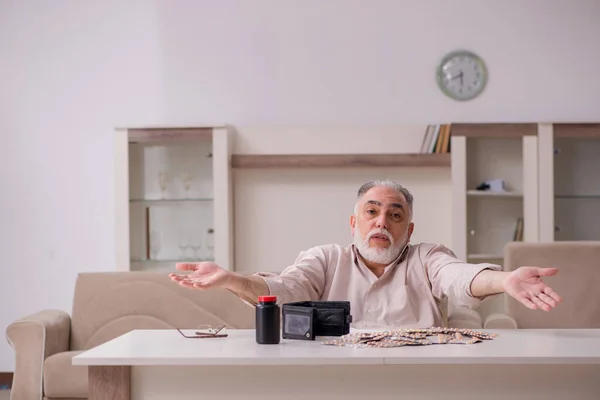 Viejo enfermo sufriendo en casa — Foto de Stock