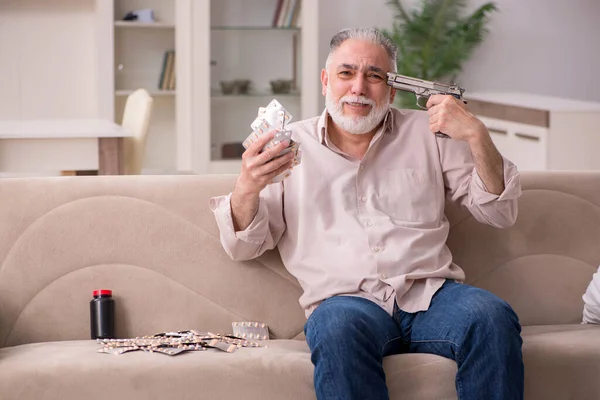 Viejo enfermo sufriendo en casa — Foto de Stock