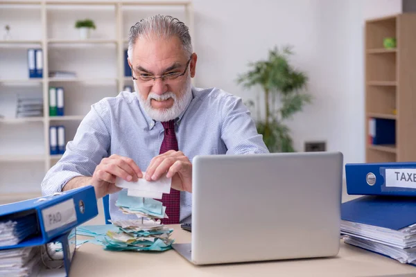 Starý muž účetní v konceptu plánování rozpočtu v kanceláři — Stock fotografie