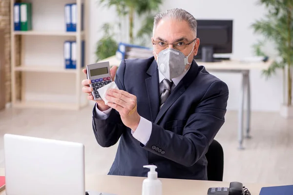 Viejo empleado jefe trabajando durante pandemia — Foto de Stock