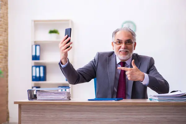 Empleado masculino experimentado que trabaja en la oficina — Foto de Stock