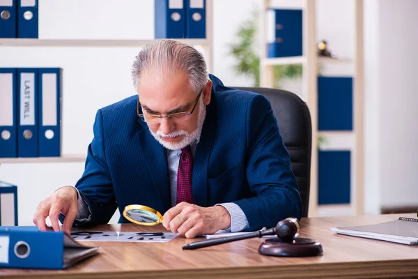 Juez masculino con experiencia sentado en la oficina —  Fotos de Stock