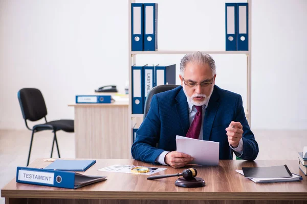 Experiente juiz do sexo masculino sentado no escritório — Fotografia de Stock