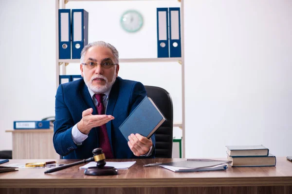 Juez masculino con experiencia sentado en la oficina —  Fotos de Stock