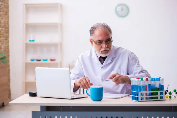 Viejo químico tomando notas —  Fotos de Stock