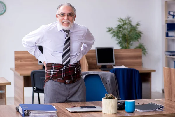 Alter männlicher Mitarbeiter leidet an Radikulitis am Arbeitsplatz — Stockfoto