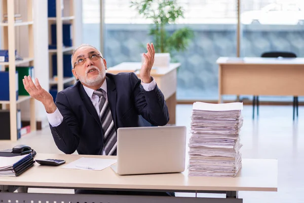 Empleado de negocios envejecido descontento con el trabajo excesivo —  Fotos de Stock