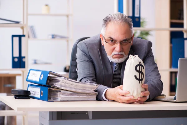 退職金の概念でお金袋を保持している古い男性従業員 — ストック写真