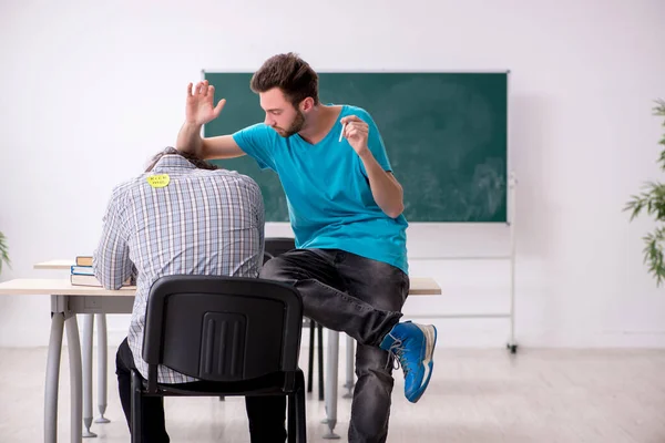 两名男生在课堂上被欺负的概念 — 图库照片