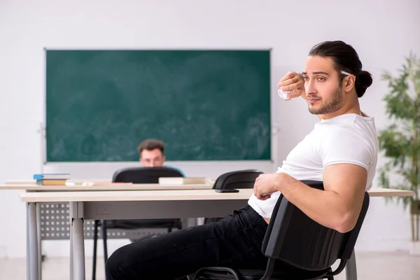 Dwóch męskich uczniów znęcających się w klasie — Zdjęcie stockowe