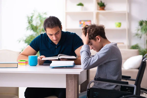 Padre e figlio disabile nel concetto di istruzione — Foto Stock