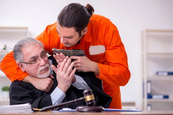 Starý muž soudce setkání s mladým zajatcem v soudní budově — Stock fotografie