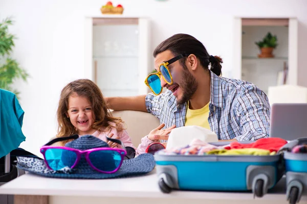 Joven y su pequeña hija preparándose para el viaje — Foto de Stock