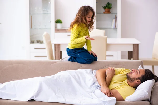 Menina pequena cuidando de seu pai doente — Fotografia de Stock