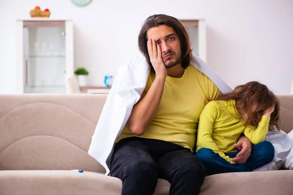 Kleines Mädchen kümmert sich um ihren kranken Vater — Stockfoto