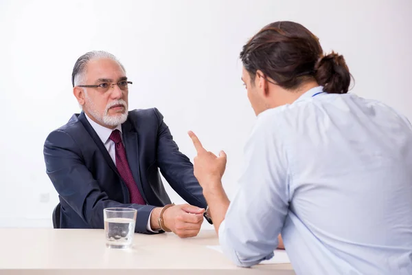 Antiguo hombre de negocios reunido con abogado en prisión preventiva —  Fotos de Stock