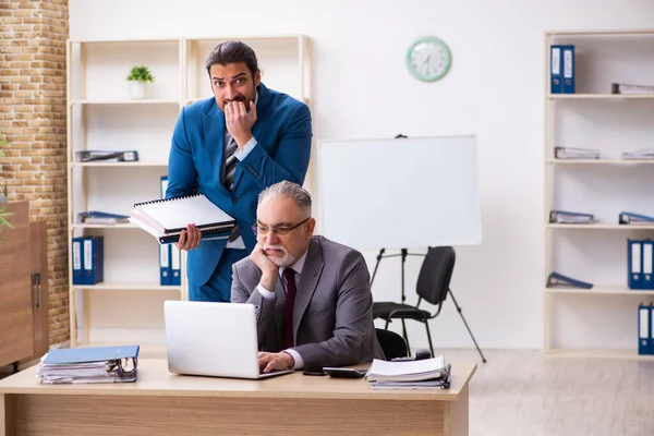 Due colleghi maschi che lavorano in ufficio — Foto Stock