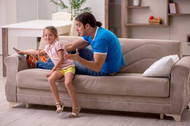 Genç adam kızıyla birlikte evde.