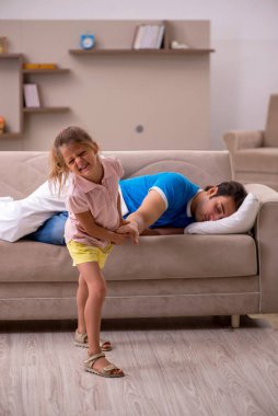 Genç adam kızıyla birlikte evde.