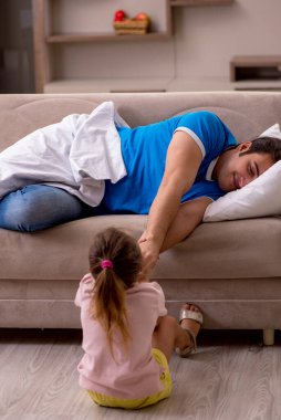 Genç adam kızıyla birlikte evde.