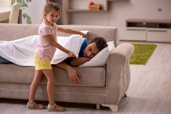 Jovem com sua filha em casa — Fotografia de Stock