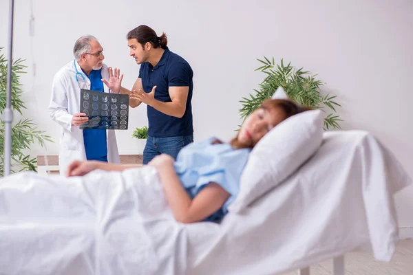 Młody mąż odwiedza chorą żonę w klinice — Zdjęcie stockowe