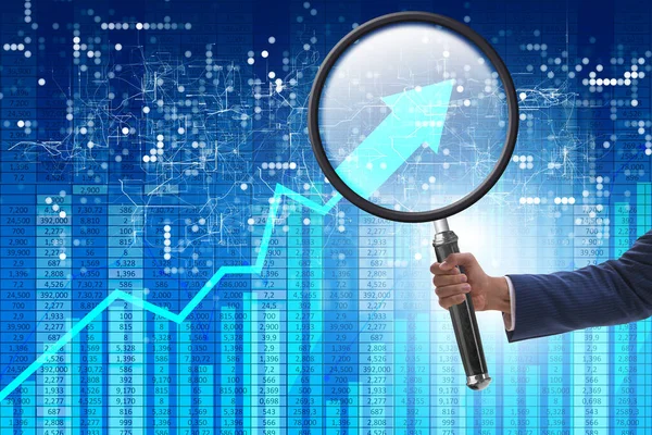 Concepto de crecimiento económico con gráfico y lupa —  Fotos de Stock