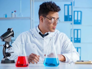 Laboratuvarda çalışan çılgın bir kimyager.