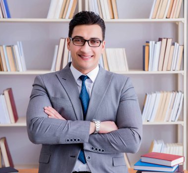 İş hukuku öğrencisi kütüphanede çalışıyor.