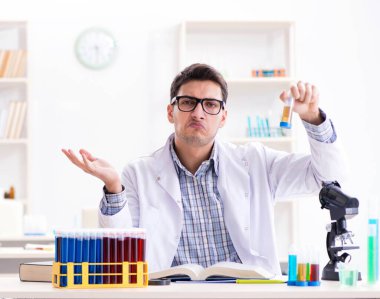 Kimya öğrencisi sınıfta kimyasal deneyler yapıyor.