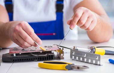 Masaüstü bilgisayarını tamir eden bilgisayar tamircisi