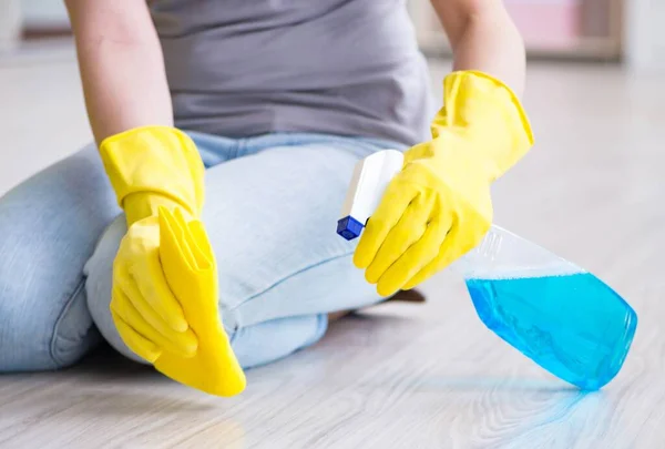 Mujer haciendo limpieza en casa —  Fotos de Stock