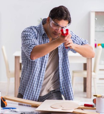 Marangozluk hobisi olan genç bir adam.