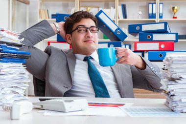 İşadamı evrak işleriyle meşgul.