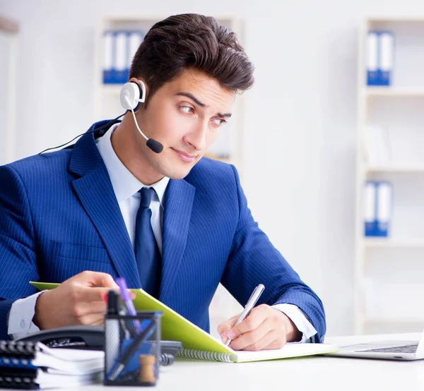 Junge Helpdesk-Mitarbeiterin arbeitet im Büro — Stockfoto