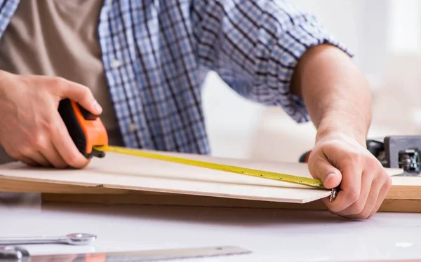 Giovane uomo nel concetto di hobby della lavorazione del legno — Foto Stock